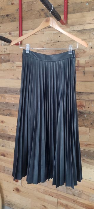 Falda polipiel tableada negra