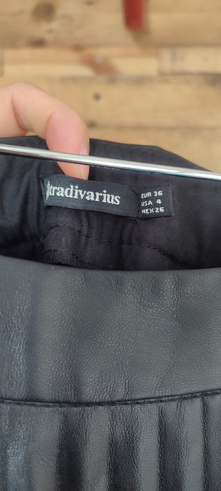 Falda polipiel tableada negra