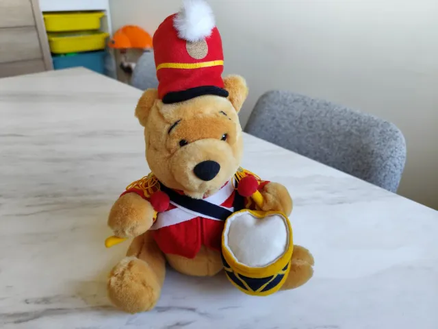 Peluche Winnie Pooh con tambor.