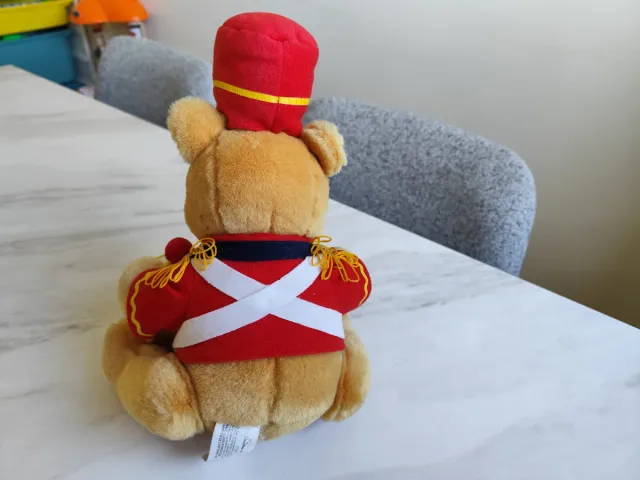 Peluche Winnie Pooh con tambor.