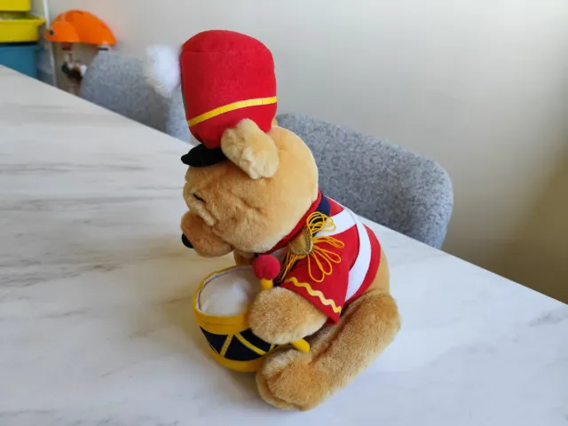 Peluche Winnie Pooh con tambor.