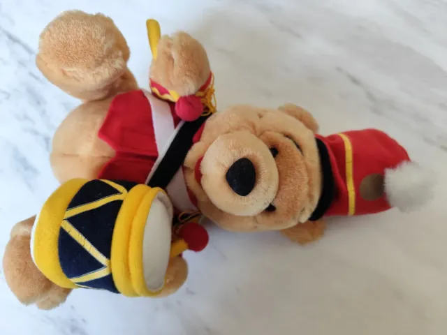 Peluche Winnie Pooh con tambor.