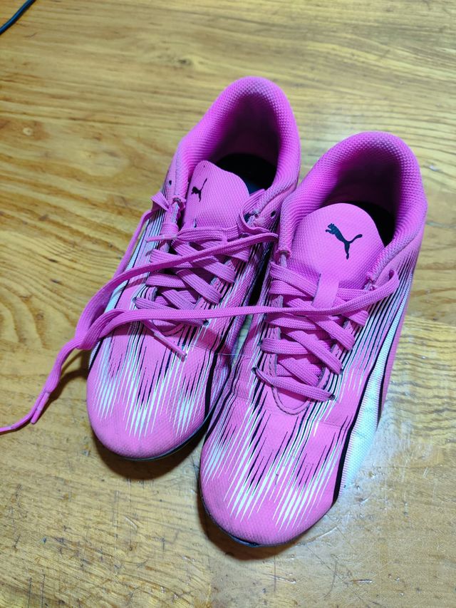 Botas de fútbol Puma rosas para niña