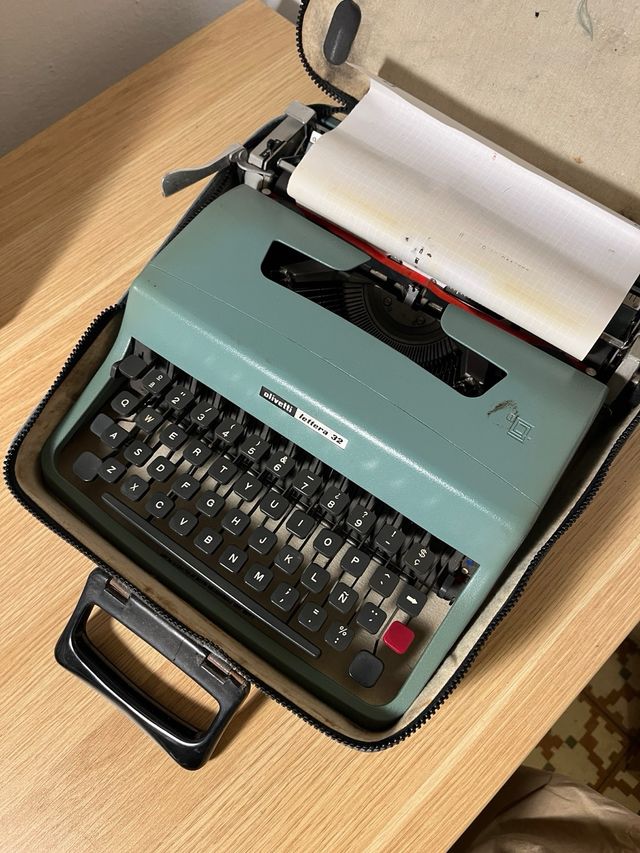 Máquina de escribir Olivetti Lettera 32