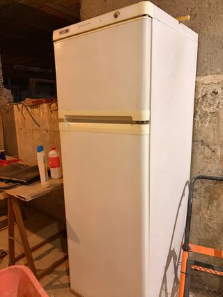 Frigorífico blanco con congelador