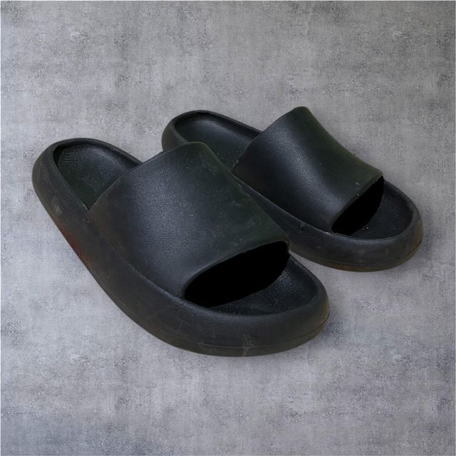 Chanclas negras básicas