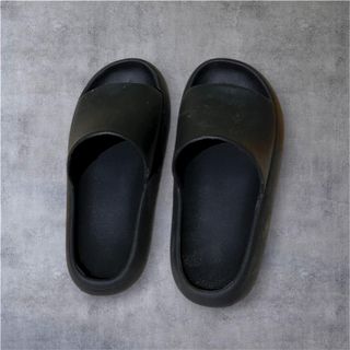 Chanclas negras básicas