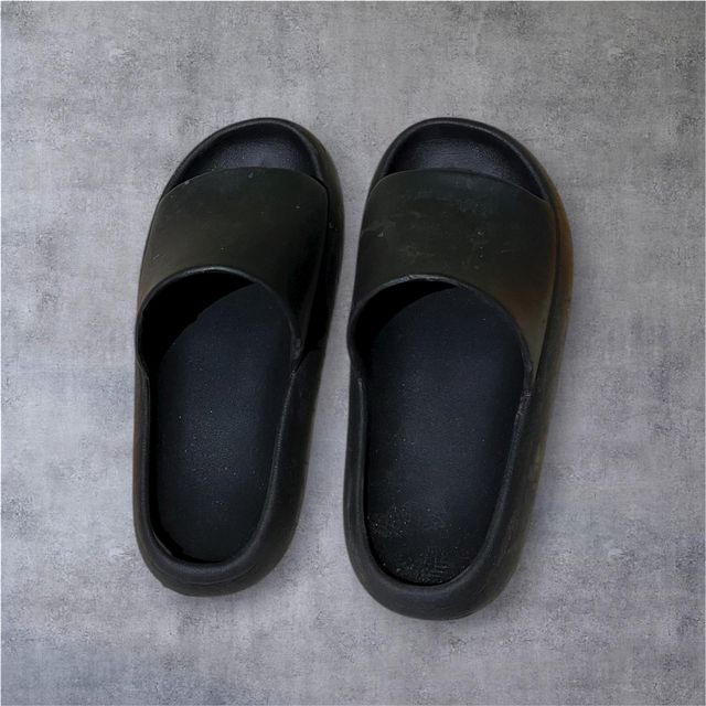 Chanclas negras básicas