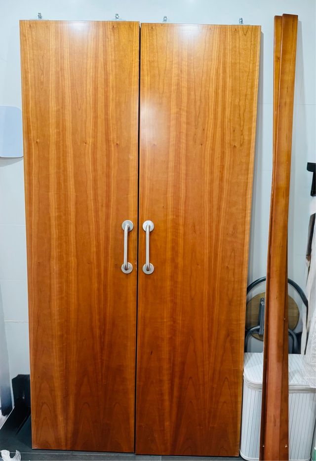 Puerta de madera maciza, color cerezo.