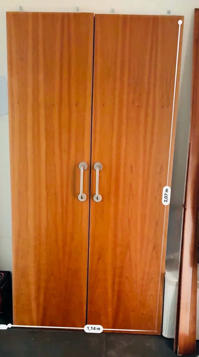 Puerta de madera maciza, color cerezo.