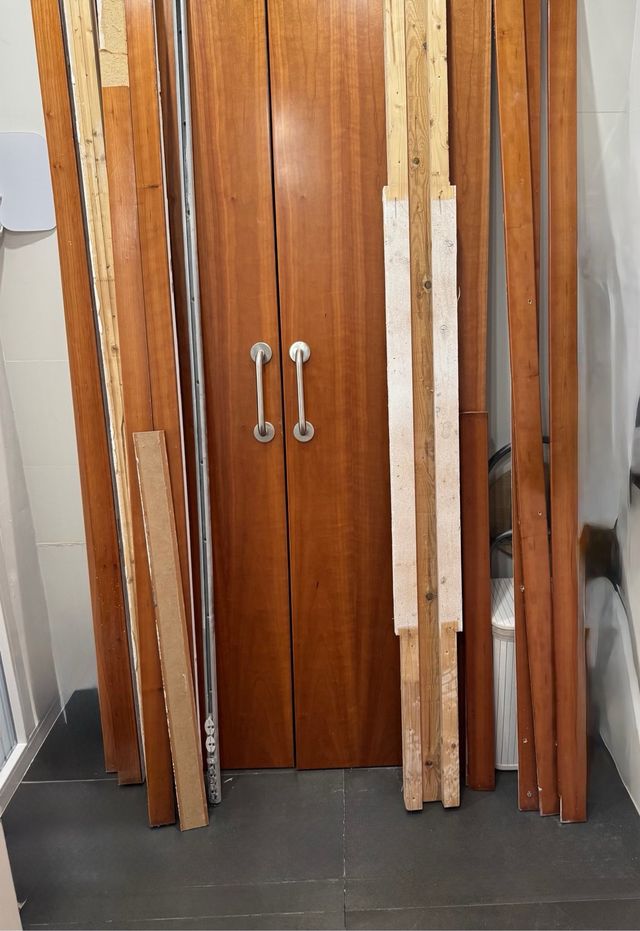 Puerta de madera maciza, color cerezo.