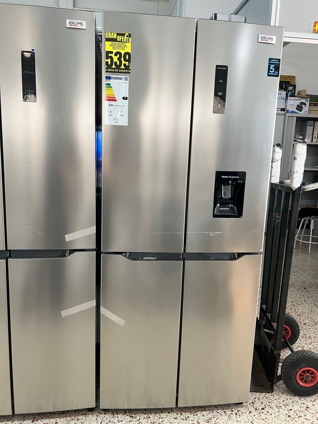 Nevera KROMs con dispensador de agua