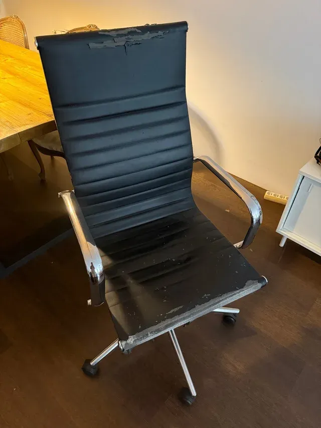 Sedia da ufficio nera, con rotelle