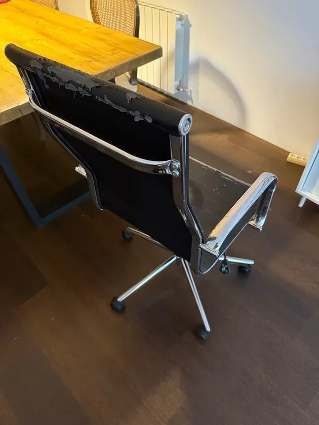 Sedia da ufficio nera, con rotelle