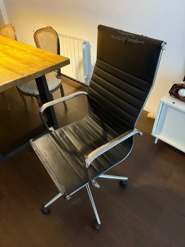 Sedia da ufficio nera, con rotelle