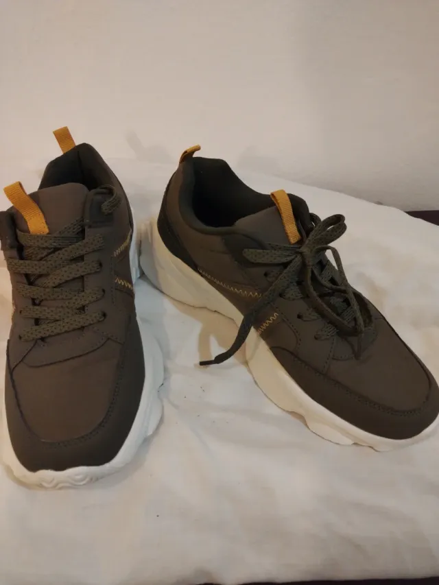 Playeras niño verde olivo y amarillo