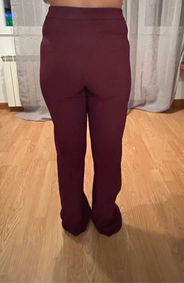 Pantalón granate Stradivarius efecto campana