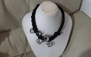 Collana cordoncino nero con cubi metallo