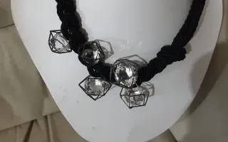 Collana cordoncino nero con cubi metallo