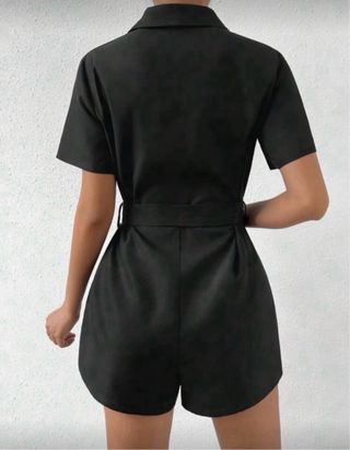 Mono negro corto con cinturón