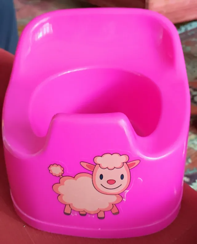 Orinal rosa plástico con oveja