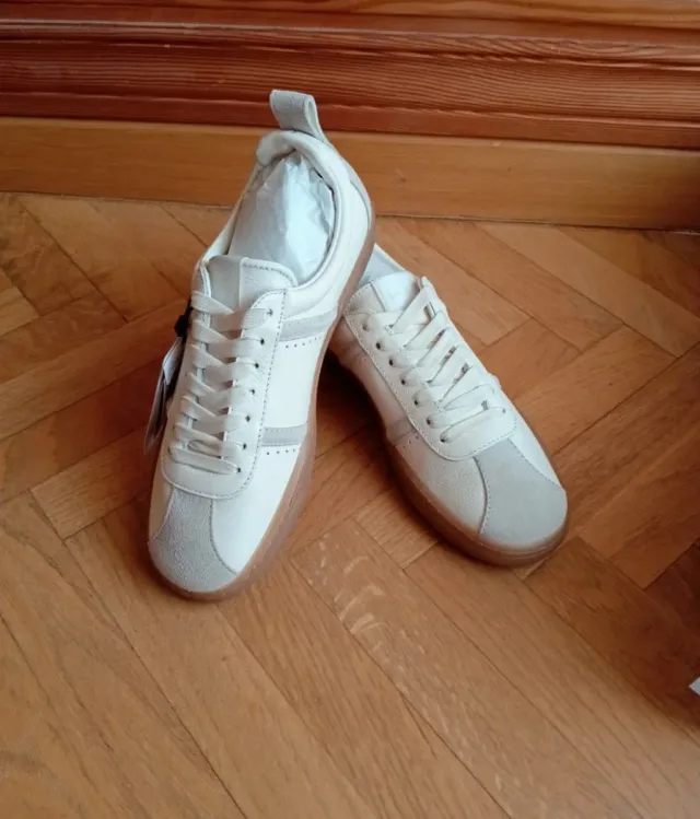 Zapatillas de cuero beige y blanco