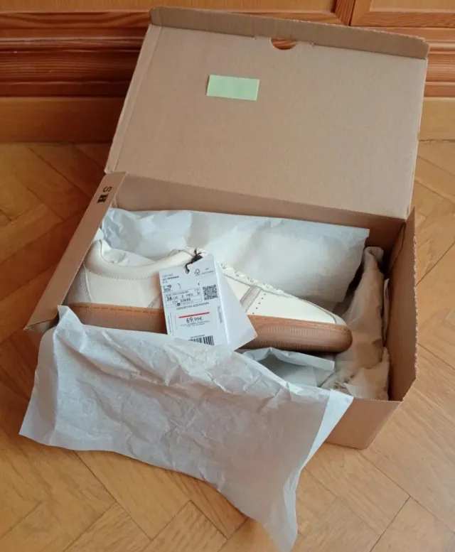 Zapatillas de cuero beige y blanco