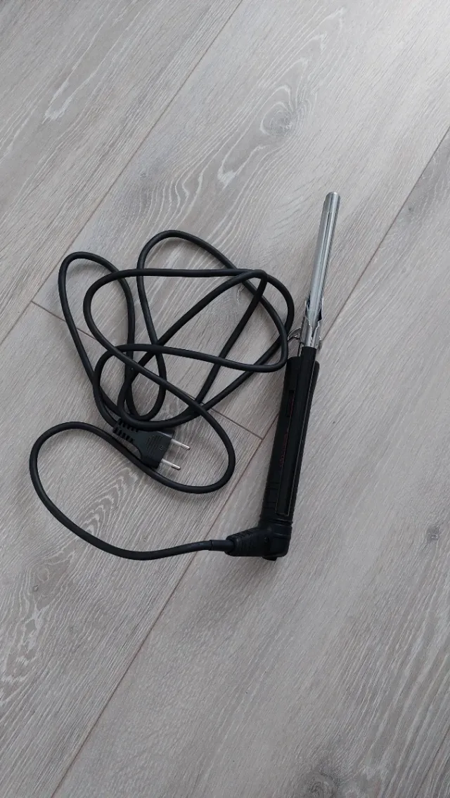 Rizador de pelo negro y plateado