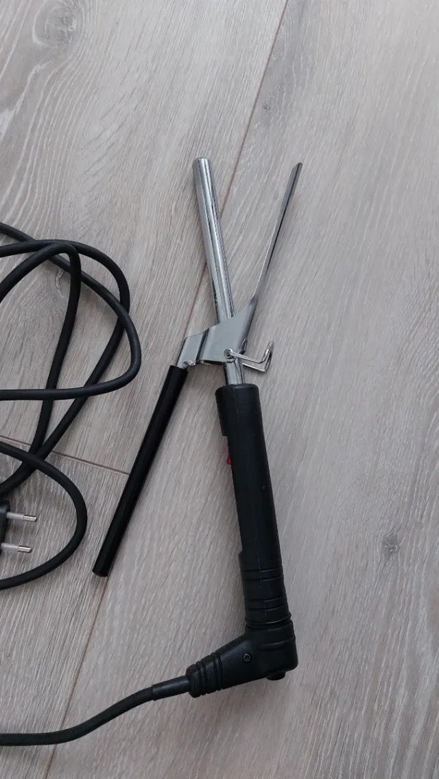 Rizador de pelo negro y plateado