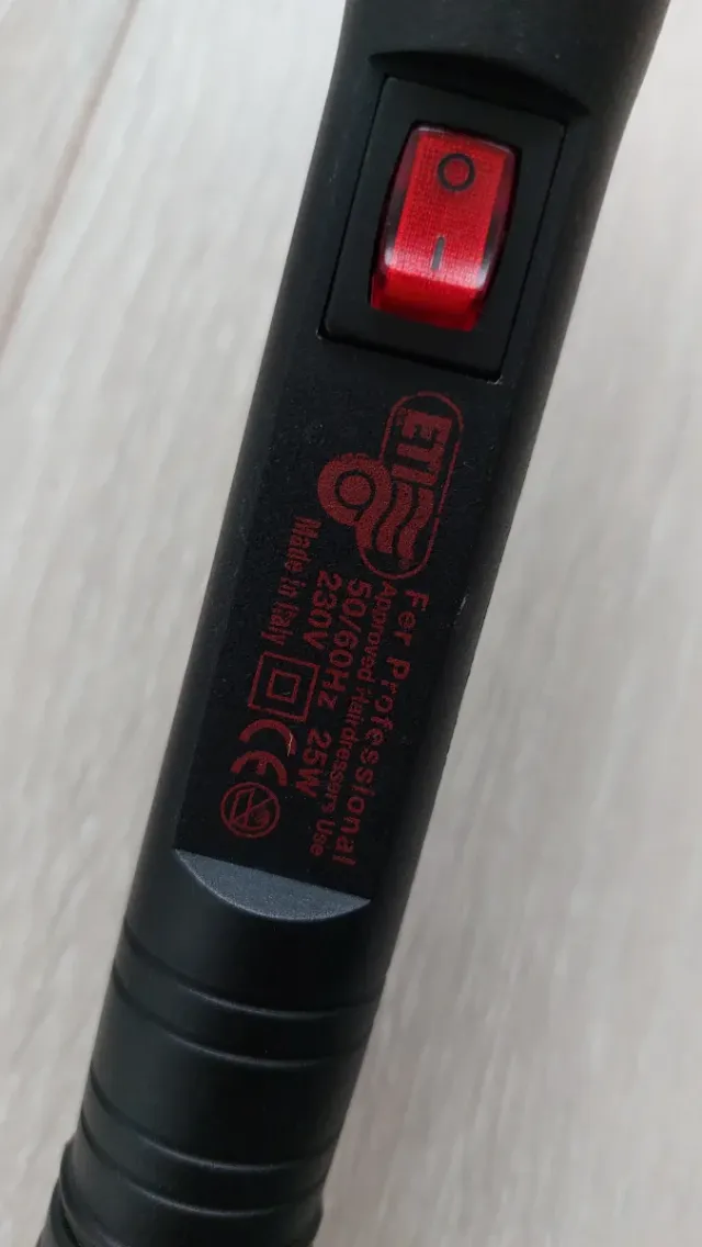 Rizador de pelo negro y plateado