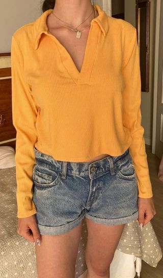 Polo H&M amarillo y shorts vaqueros H&M