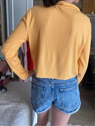 Polo H&M amarillo y shorts vaqueros H&M