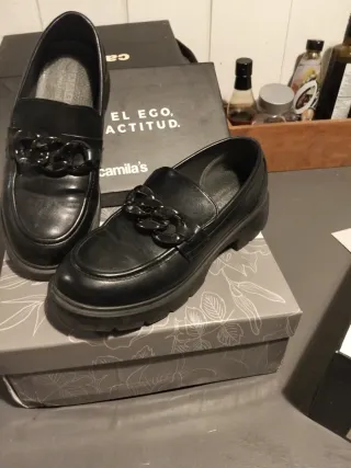 Mocasines negros con cadena