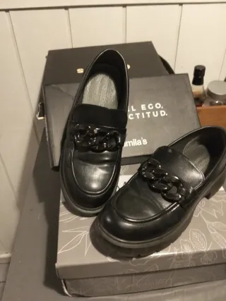 Mocasines negros con cadena