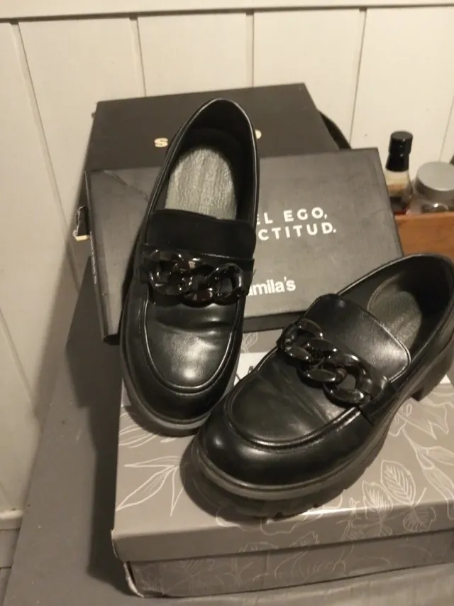 Mocasines negros con cadena