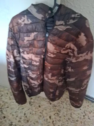 Cazadora camuflaje beige y marrón