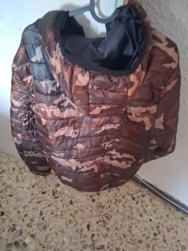 Cazadora camuflaje beige y marrón