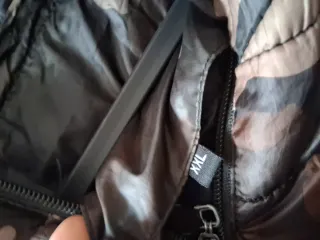 Cazadora camuflaje beige y marrón