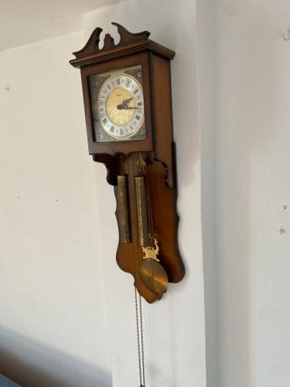 Reloj de pared madera con péndulo