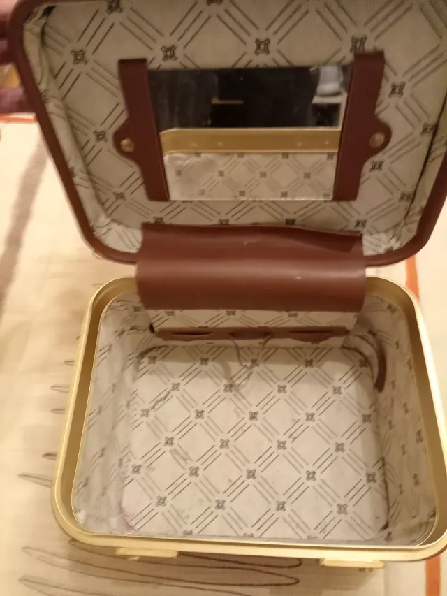 Maletín maquillaje marrón y dorado