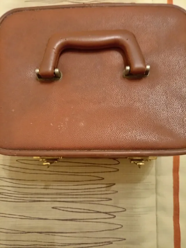 Maletín maquillaje marrón y dorado