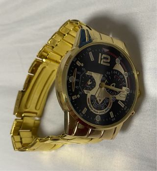 Reloj de pulsera dorado, estilo elegante y moderno