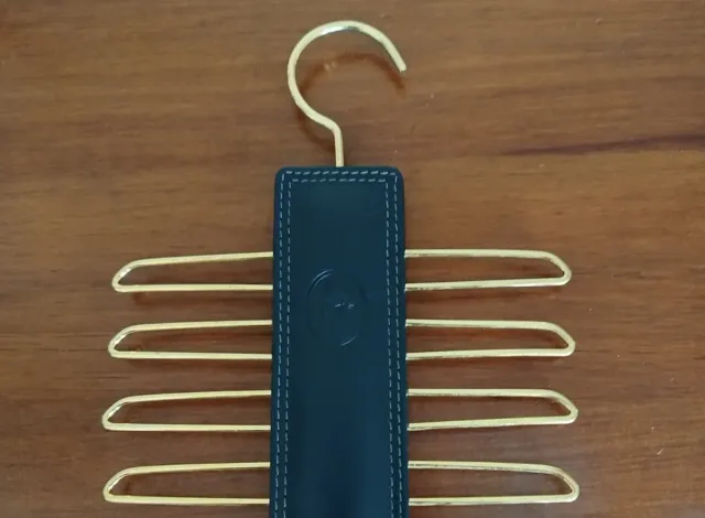 Colgante El Potro Cuero Negro y Dorado