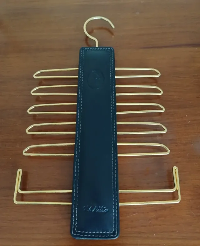 Colgante El Potro Cuero Negro y Dorado