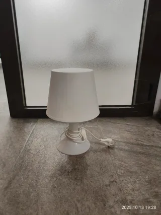 Lámpara de mesa Ikea blanca