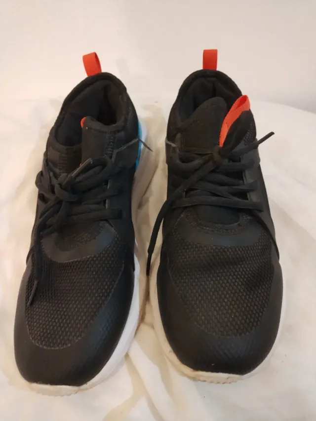 Playeras niño negras con detalles naranjas