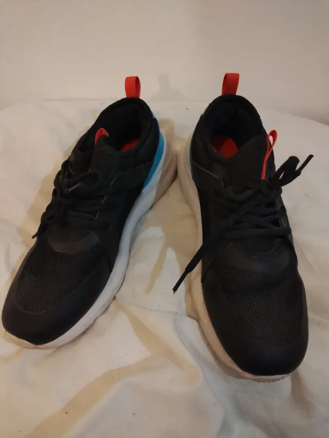 Playeras niño negras con detalles naranjas