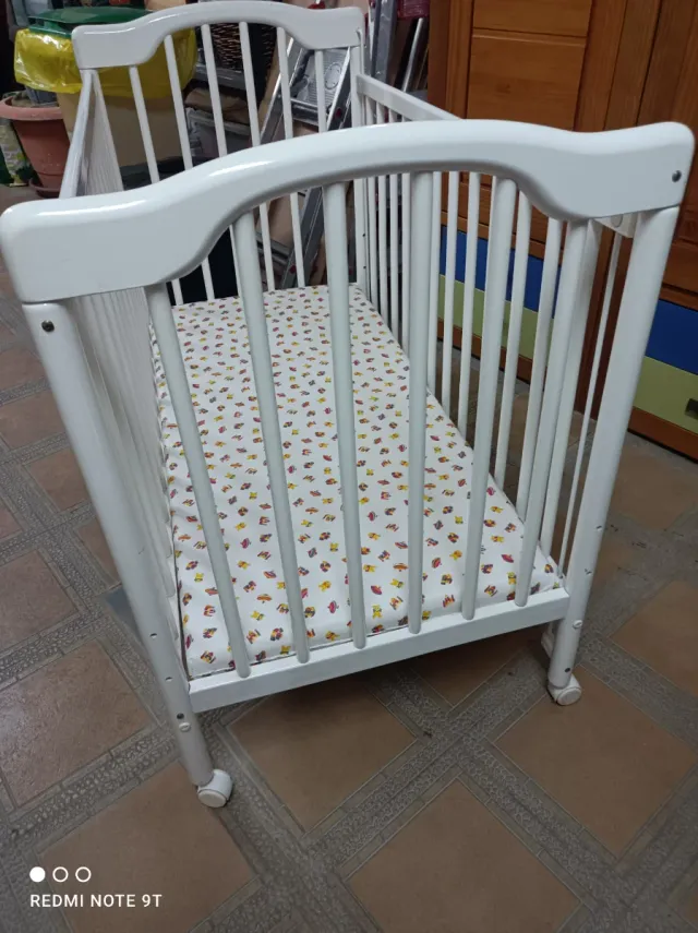 Cuna bebé blanca con colchón