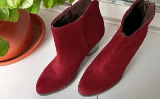 Botines rojos de ante
