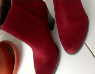 Botines rojos de ante